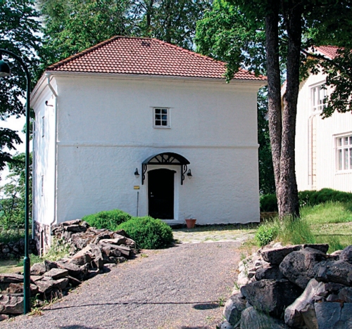 Suomen Hevosureheilumuseo on valkoisessa rapatussa rakennuksessa.
