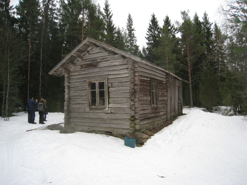 Kaariaisten mäkitupalaismuseo on maalaamattomassa hirsirakennuksessa.