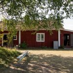 Kiikalan kotiseutumuseo, punainen puurakennus, kuva kesällä, edessä koivu