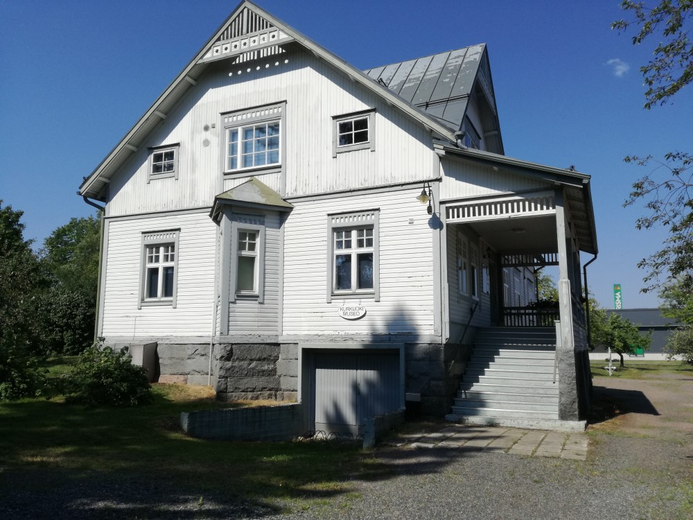Kurkijoki-museo on valkoisessa kaksikerroksisessa puutalossa.