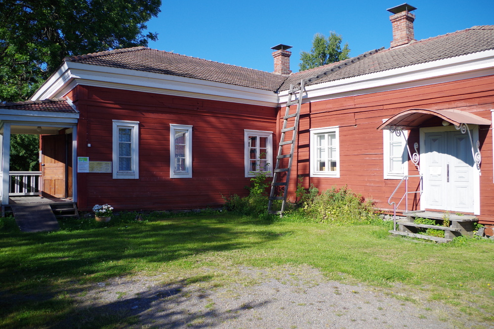 Maskun museo on punainen puutalo.