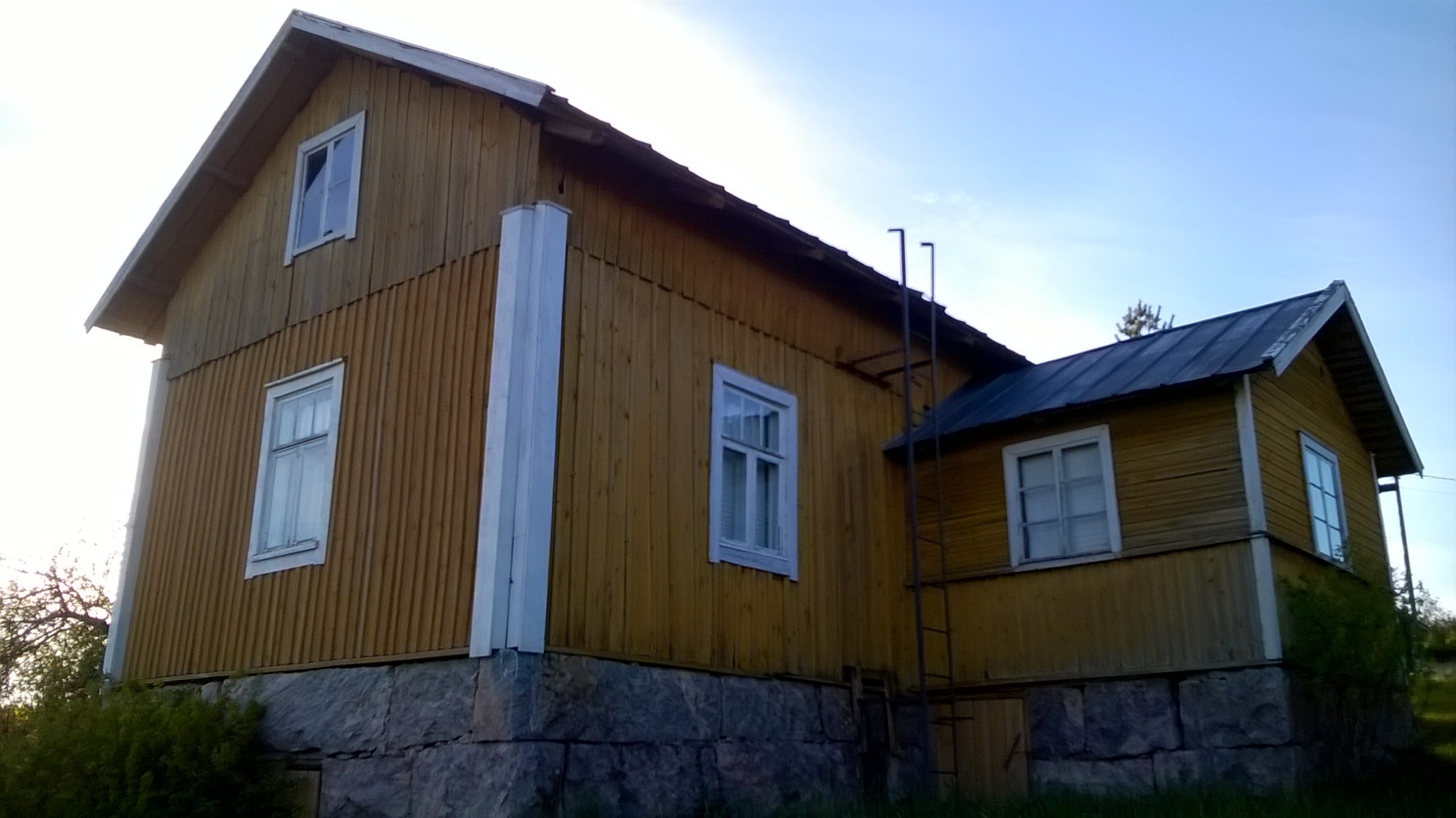 August Pyölniitun museo sijaitsee keltaisessa puutalossa, mäen rinteessä Maljamäentien varrella.