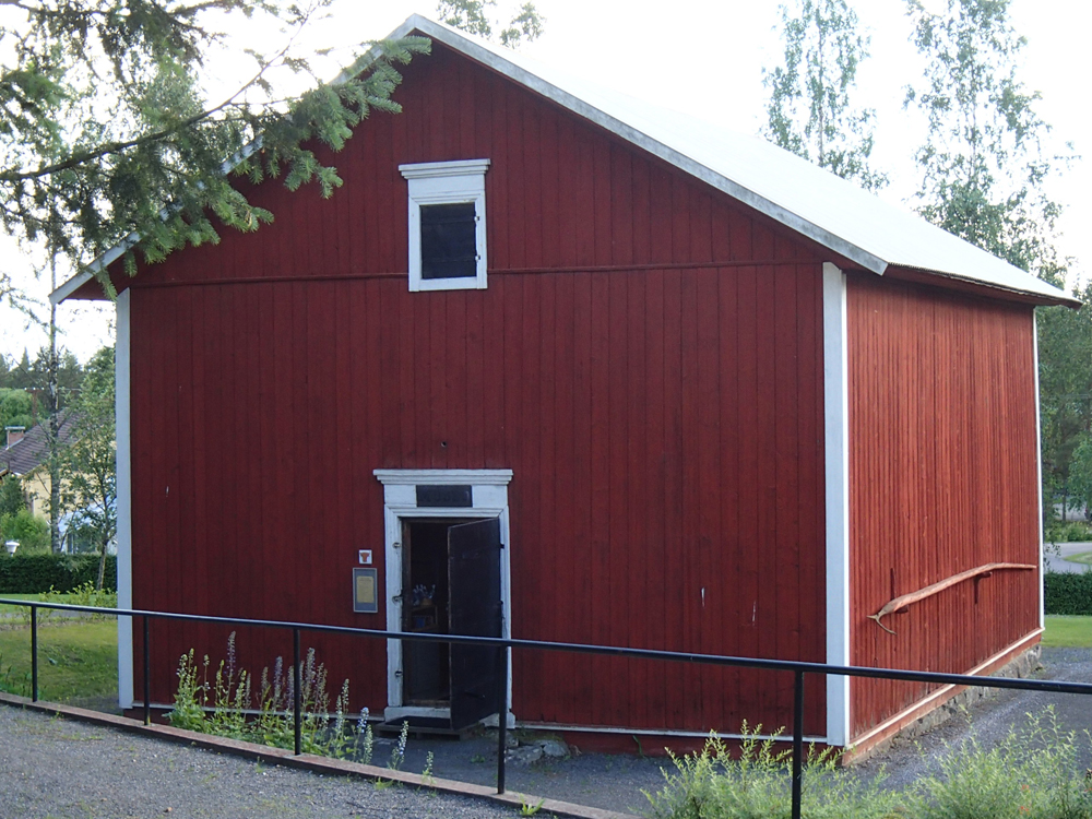Tarvasjoen kotiseutumuseo on punainen puurakennus.