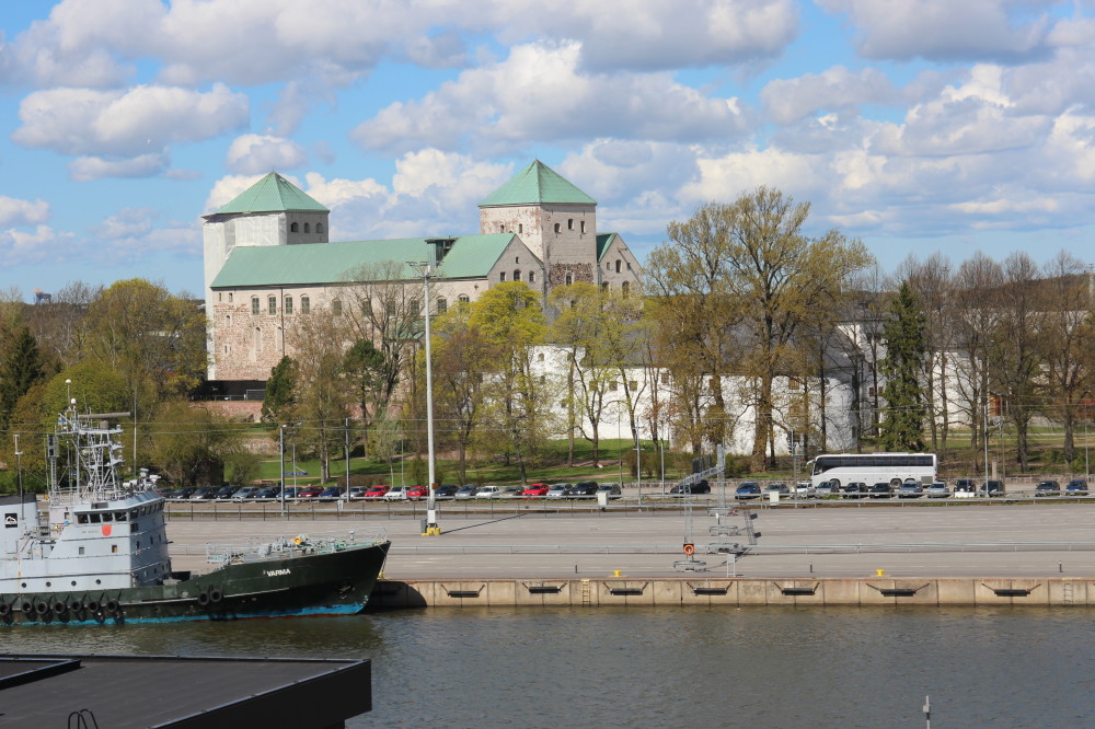 Taustalla turun linna, etualalla Aurajoki ja sataman autokaistat.