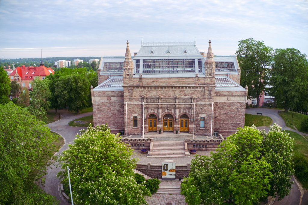 Åbo konstmuseums nationalromantiska granitborg ligger på den grönskande Puolalaparken.