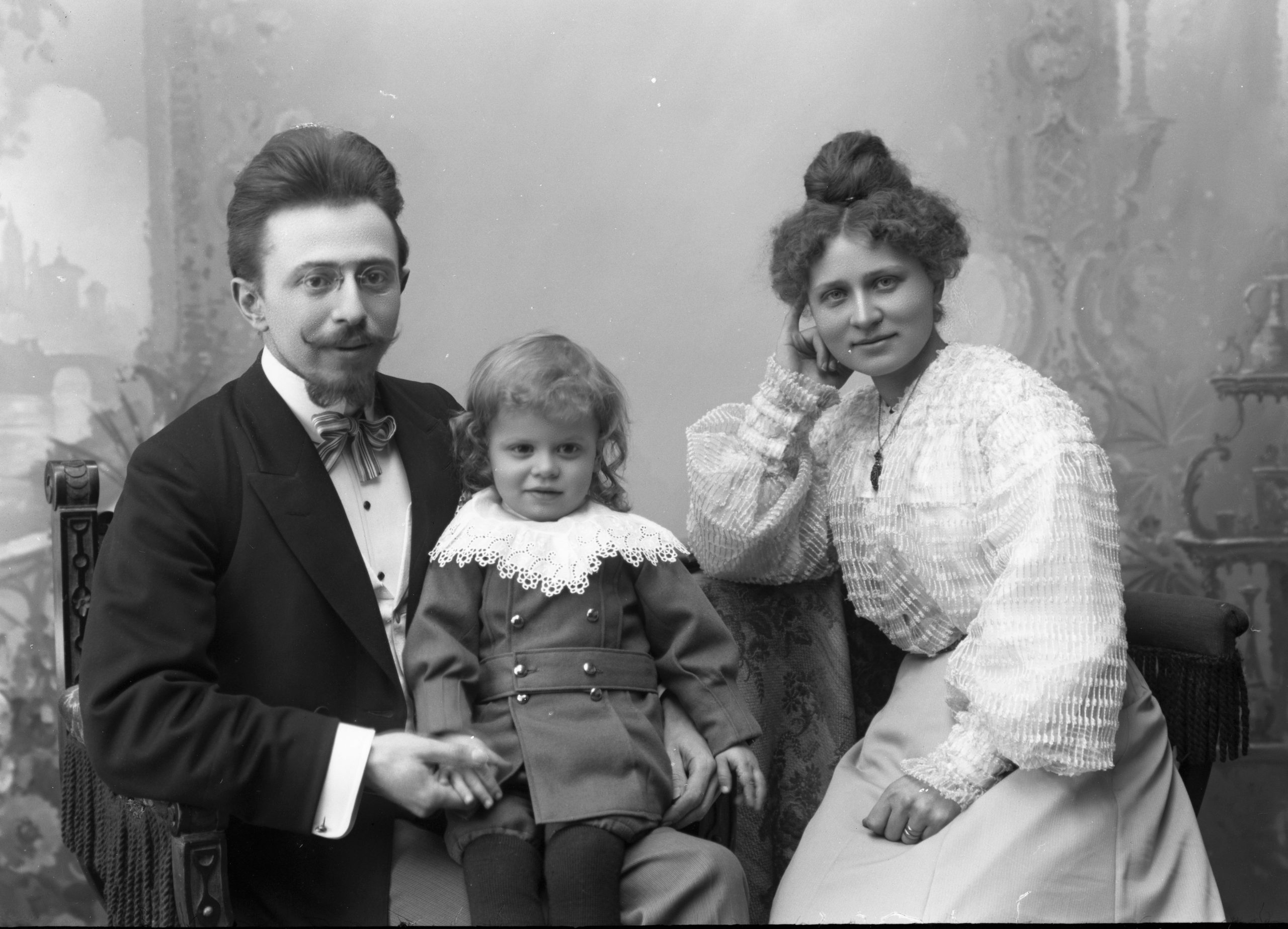Mies, nainen ja lapsi ryhmäkuvassa