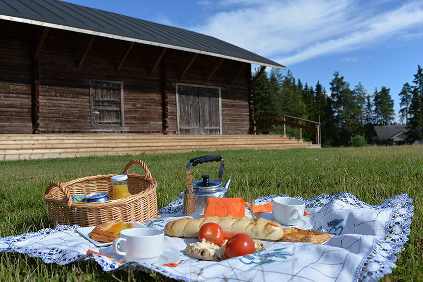 Piknik-kattaus Sarka-museon pihalla.