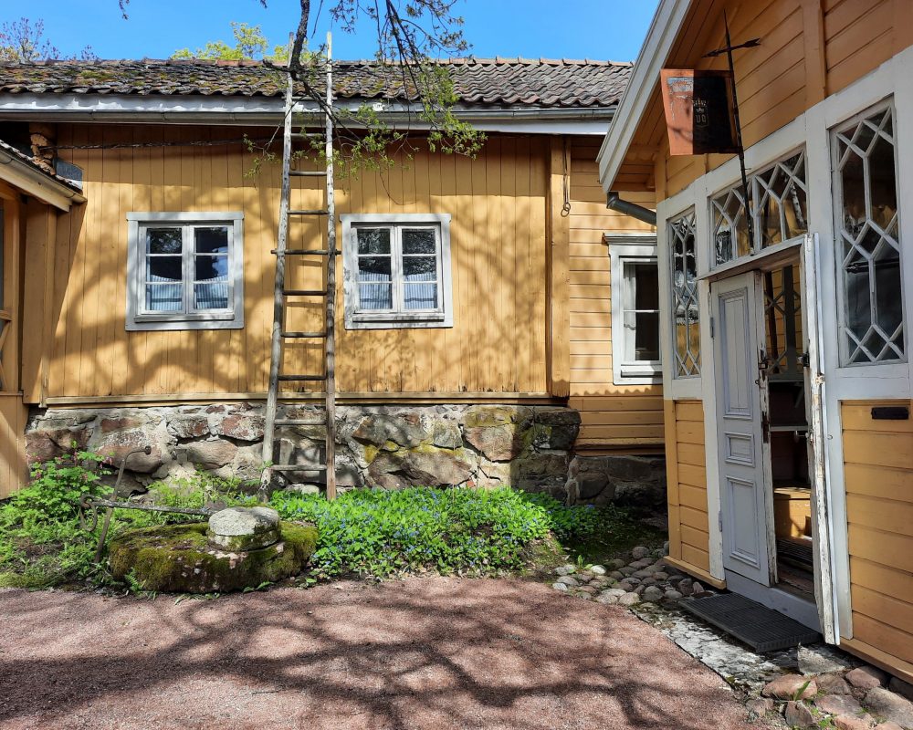 Naantali_Hiilola_AS keltainen puurakennus