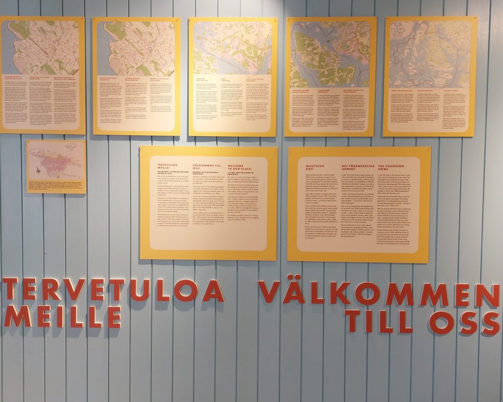 20220513_161109 näyttelyn tekstitauluja seinällä