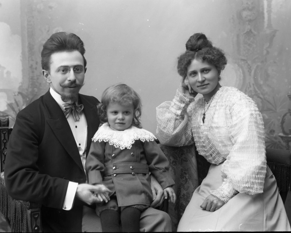 Mies, nainen ja lapsi ryhmäkuvassa