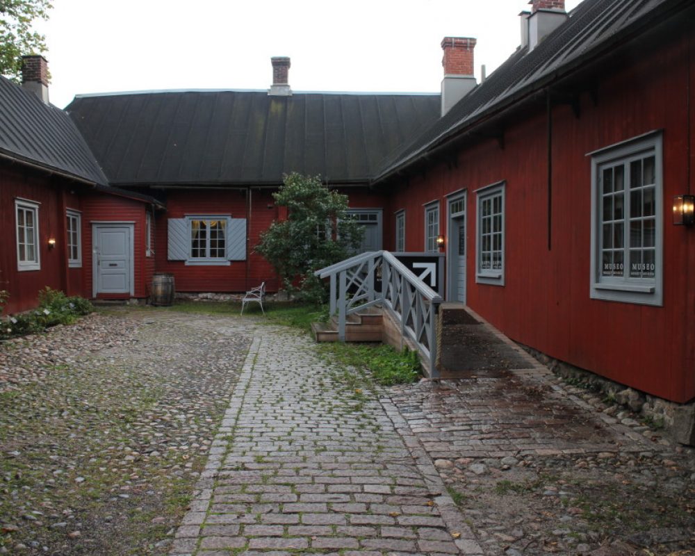Apteekkimuseo Punaisen puutalon muodostama umpipiha.
