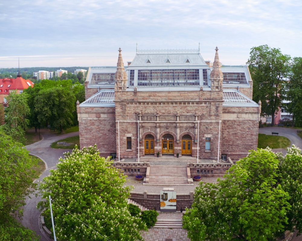 Åbo konstmuseums nationalromantiska granitborg ligger på den grönskande Puolalaparken.