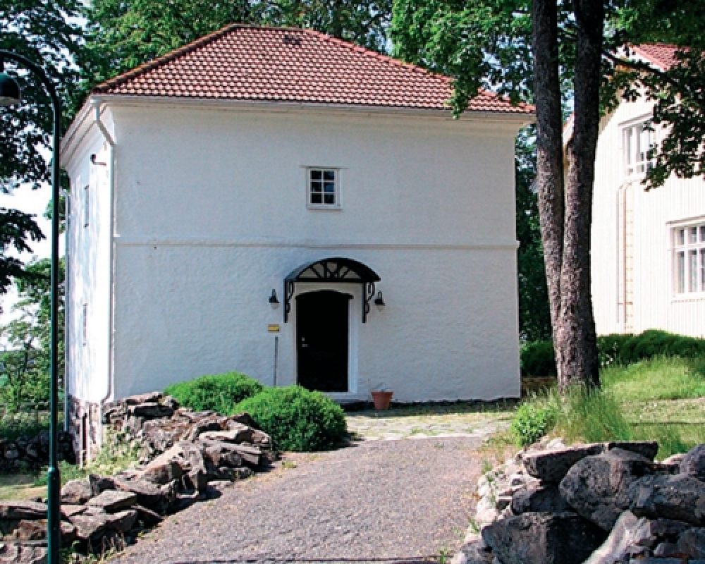 Suomen Hevosureheilumuseo on valkoisessa rapatussa rakennuksessa.