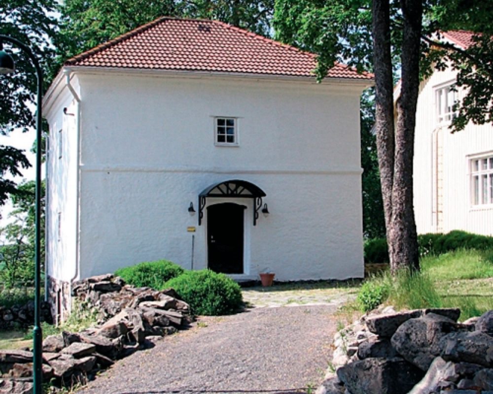 Hevosurheilumuseo Suomen Hevosureheilumuseo on valkoisessa rapatussa rakennuksessa.