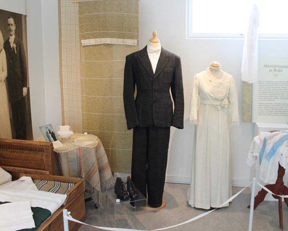 Käsityön juhlaa_Miila – pieni Käsityömuseo Miilan Käsityön juhlaa -näyttelyssä on esillä mm. juhla-asuja