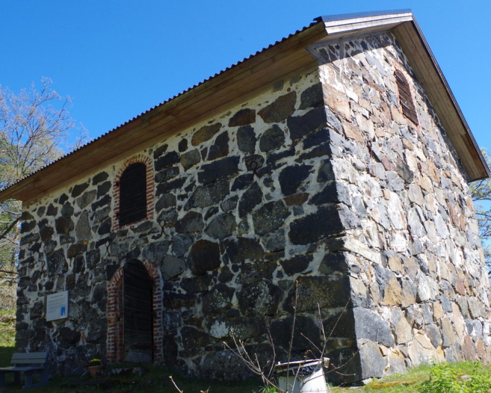 Kiskon kotiseutumuseo on kivisessä lainamakasiinissa.