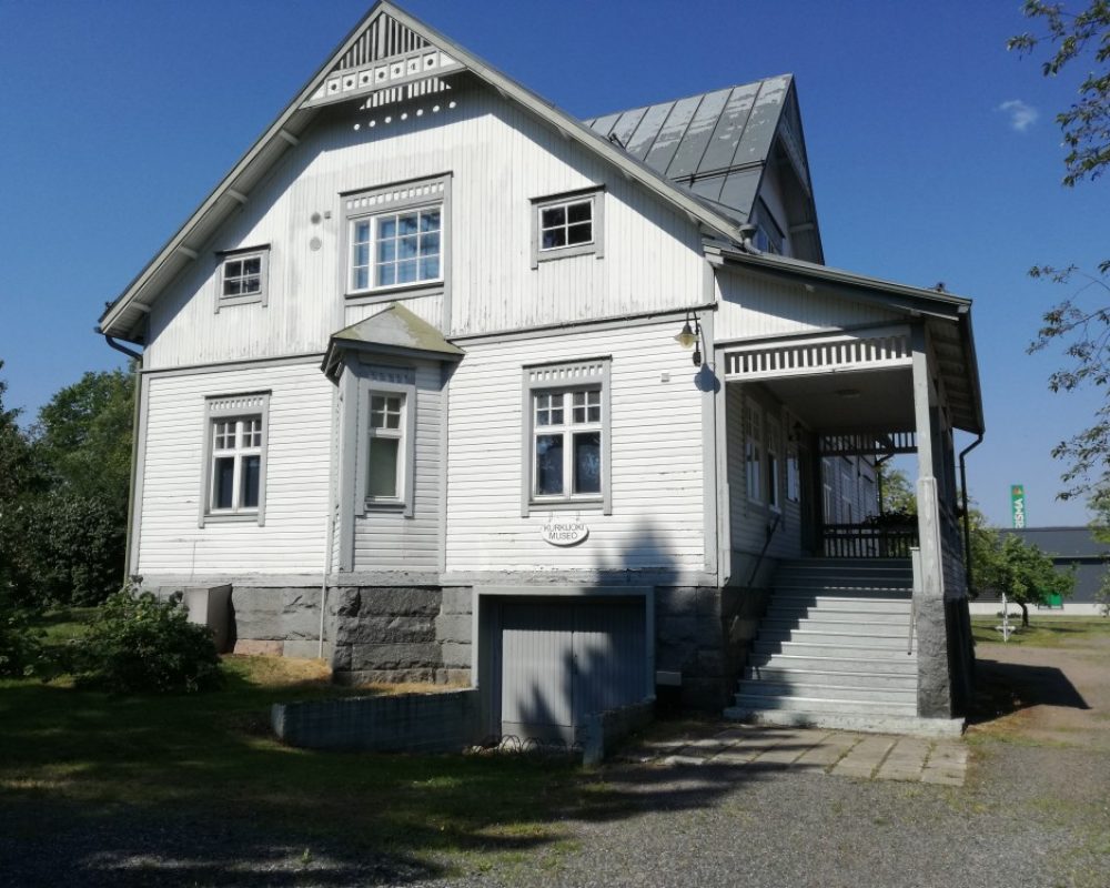 Kurkijoki-museo on valkoisessa kaksikerroksisessa puutalossa.