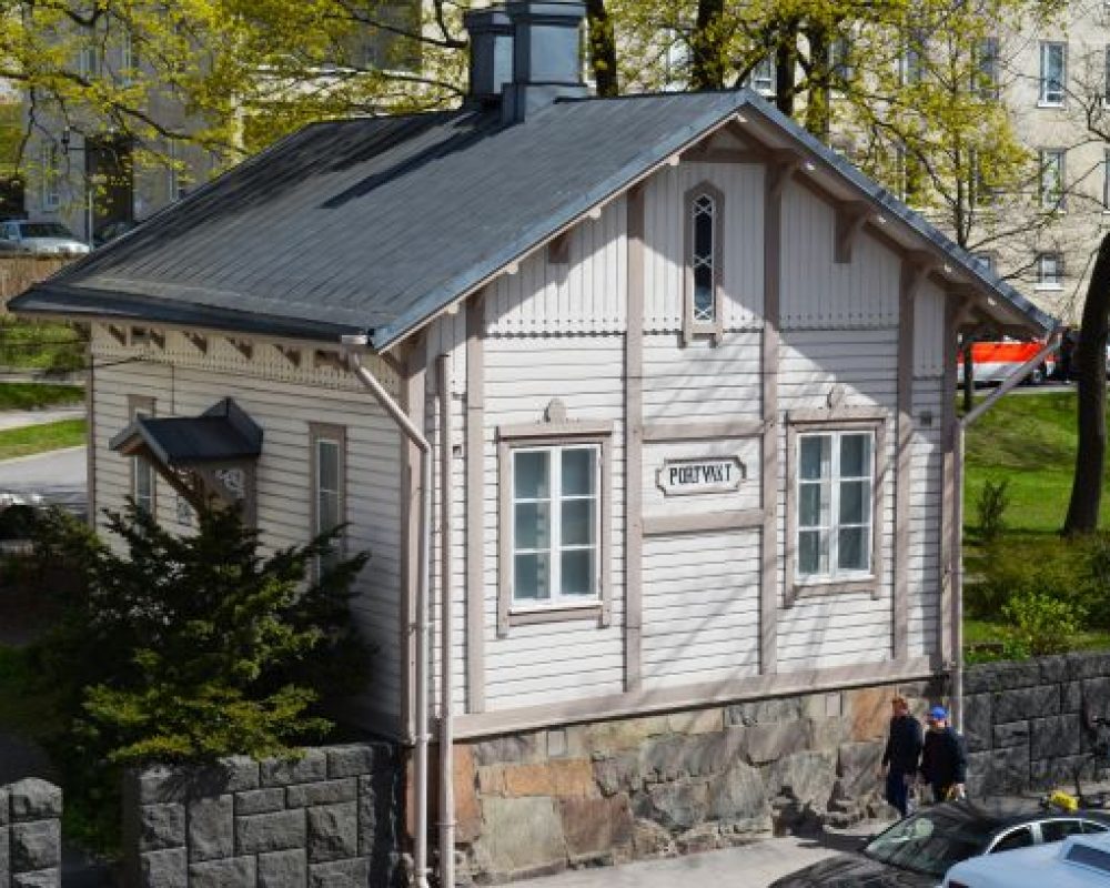 Lasarettimuseo, mini Turun Lasarettimuseo on pienessä vaaleassa puutalossa, jonka seinässä on teksti Port vakt.