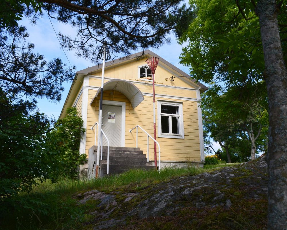 Luotismuseorakennus, jonka endustalla vanhat merimerkit, pohjois- ja eteläviitta