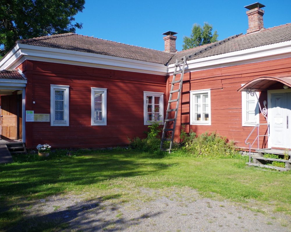 Maskun museo on punainen puutalo.