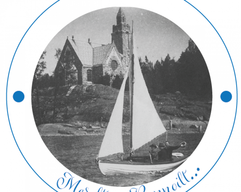 Merelt ja rannoilt -teksti kiertää ympyrän reunaa. Keskellä mustavalkoinen vanha valokuva, jossa purjevene Karunan kirkon edustalla.
