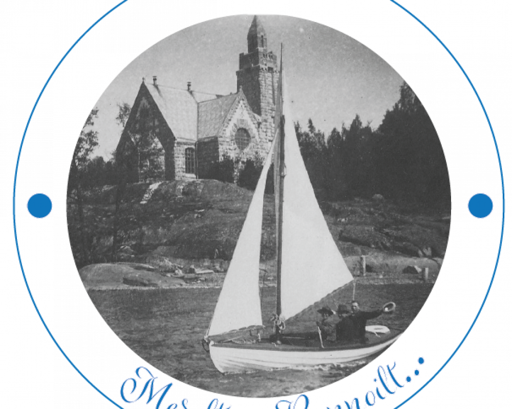 Merelt ja rannoilt logo-02 Merelt ja rannoilt -teksti kiertää ympyrän reunaa. Keskellä mustavalkoinen vanha valokuva, jossa purjevene Karunan kirkon edustalla.
