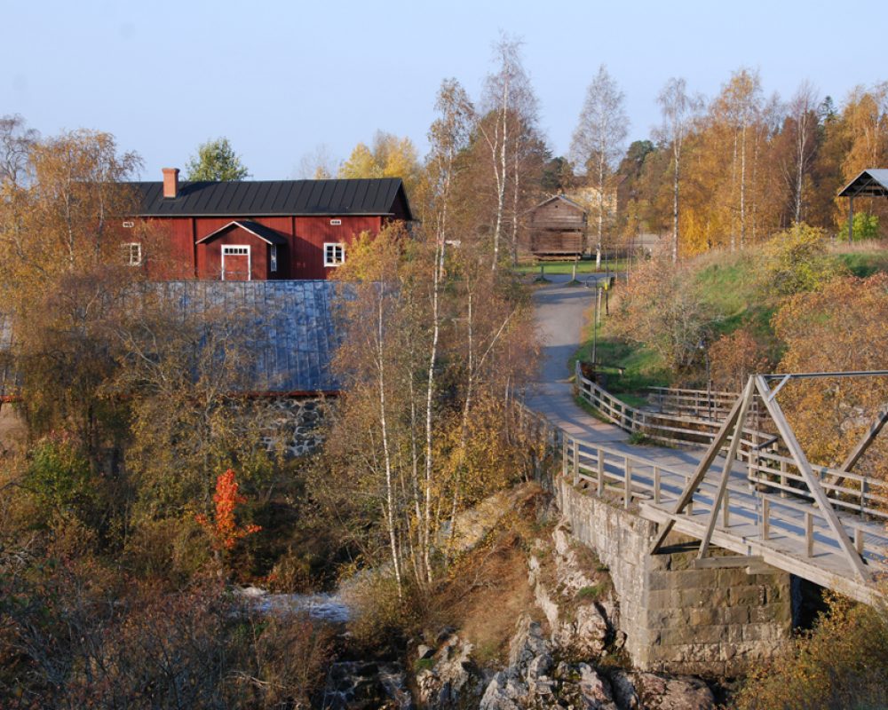 Nautelankosken museo Kuvassa kosken ylittävä silta ja museoalueen rakennuksia.