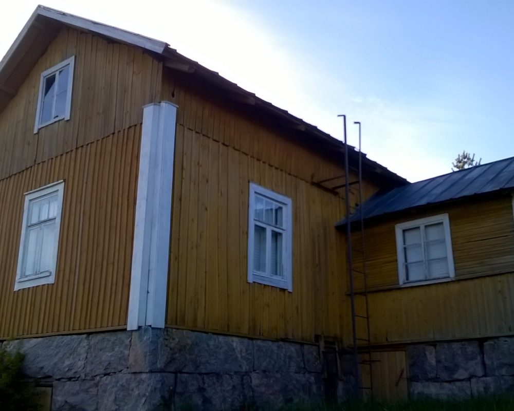 August Pyölniitun museo sijaitsee keltaisessa puutalossa, mäen rinteessä Maljamäentien varrella.