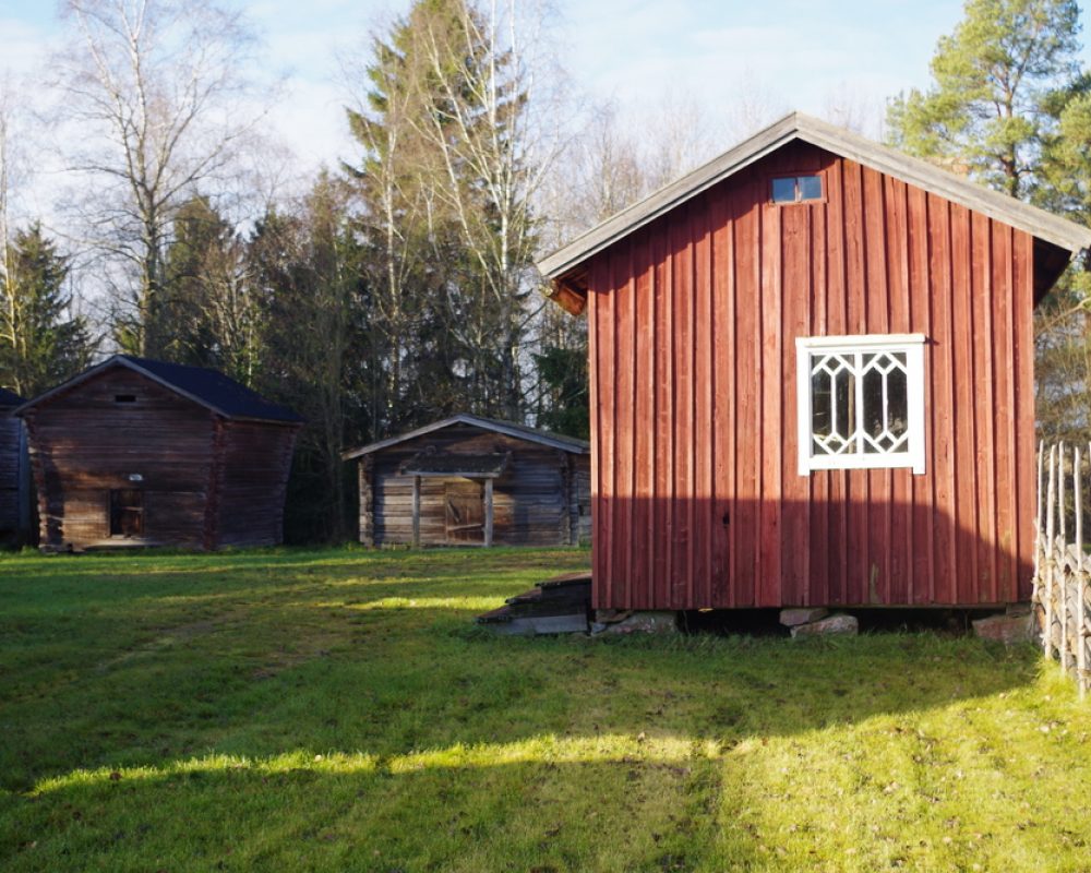 Reppuniemen ulkomuseo Reppuniemen ulkomuseo, kuvassa rakennuksia reppuniemen ulkomuseosta. Kuvan etualalla sotilastorpan pääty.