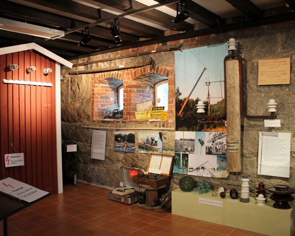 Sähkömuseo_perusnayttely-–-pieni Sähkömuseon keskikerroksessa perehdytään sähkönjakelun historiaan