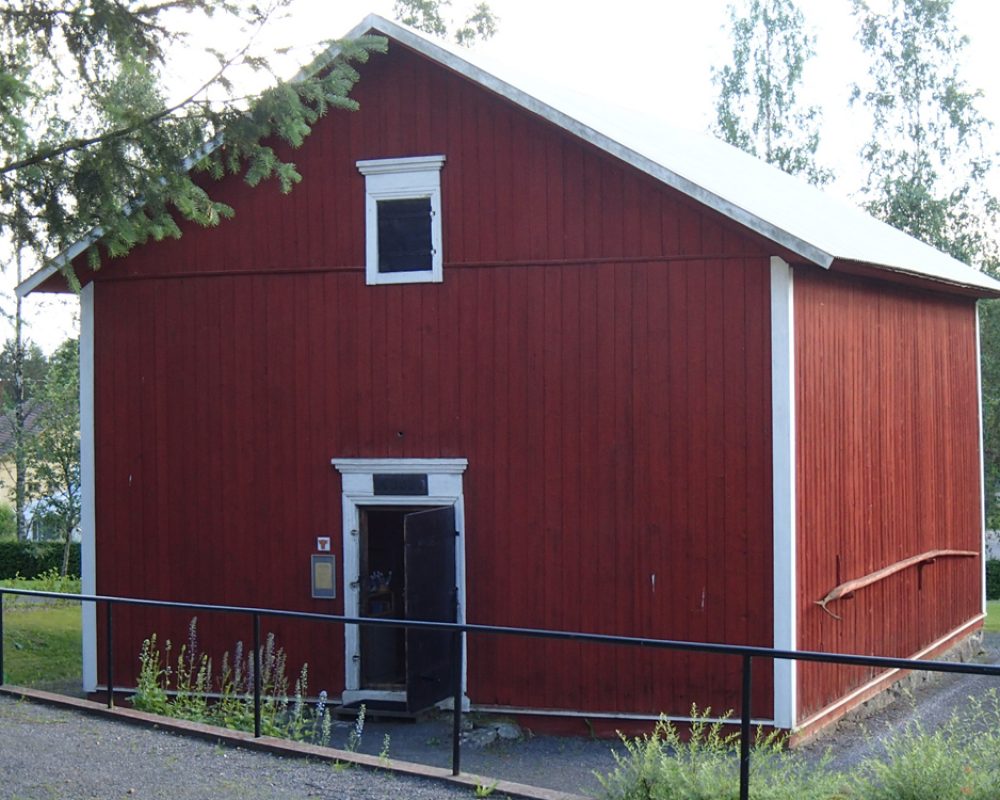 Tarvasjoen kotiseutumuseo on punainen puurakennus.