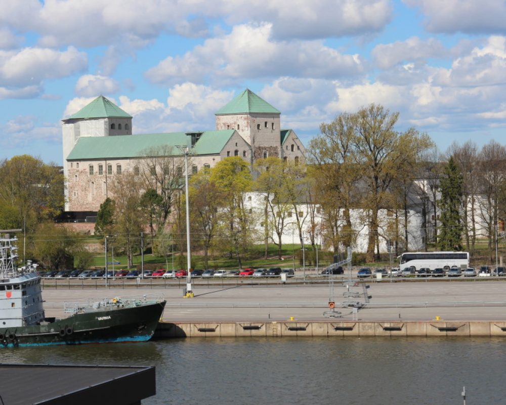 Taustalla turun linna, etualalla Aurajoki ja sataman autokaistat.